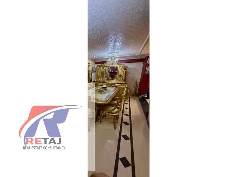 شقه بالدور الأول للبيع على شارع مصطفى النحاس الرئيسي                                                                                                 . 0