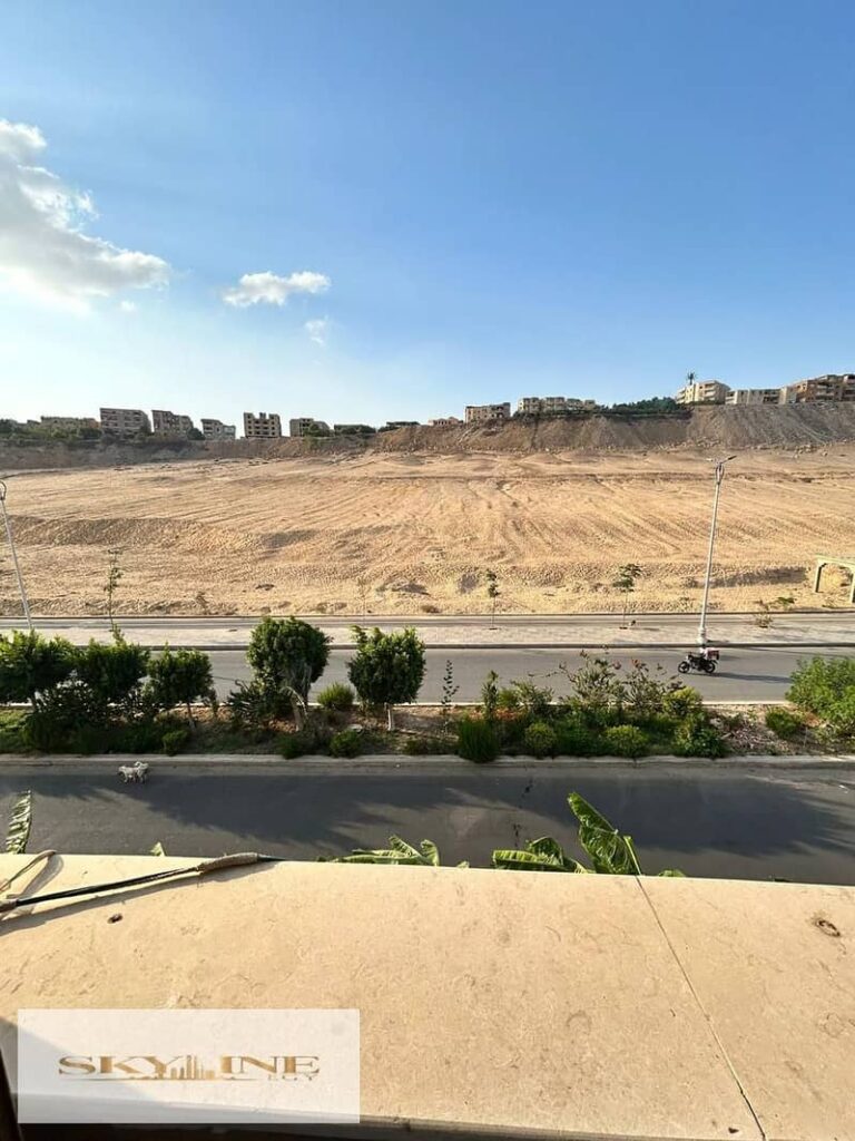 شقهه لقطهه للبيع في الحي الخامس مدينه العبور بسعر تحفهه 0