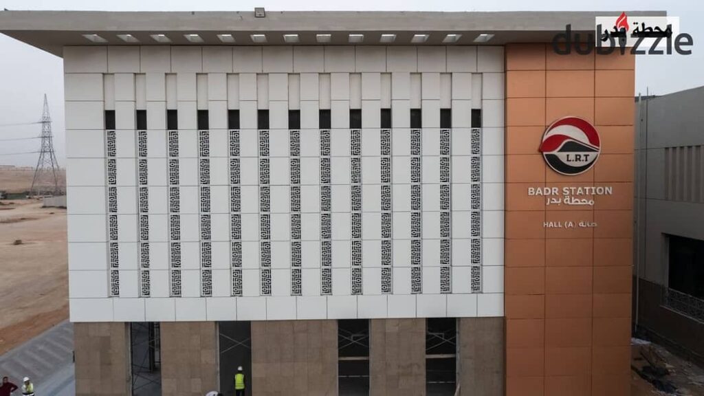 قطعة أرض 3 نواصي للبيع على شارع المترو الرئيسي – شمال الحي السابع، مدينة بدر – جاهزة للبناء فورًا  0