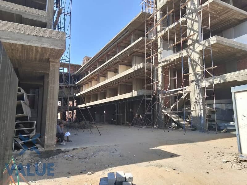 عياده مساحه 170 متر تصلح مقر اداري او عياده طبيه او مركز تحاليل امام Gate 4 الجامعه الامريكيه وبجوار كارفور وبراند دكان سمك استلام شهور 0