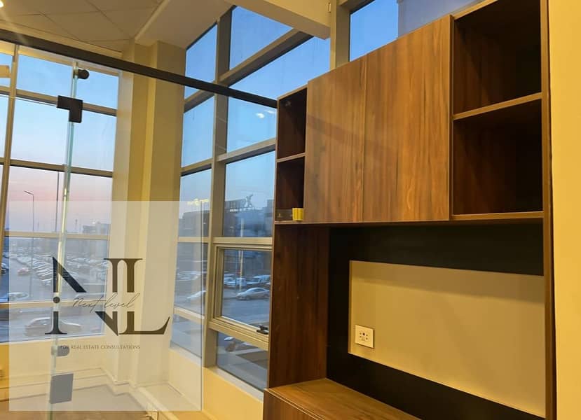 مكتب مفروش للايجار -في مول توب 90 علي التسعين الجنوبي لوكيشن مميز قريب من الجامعة الامريكية وبجوار جامعة المستقبل مساحة 52متر 0