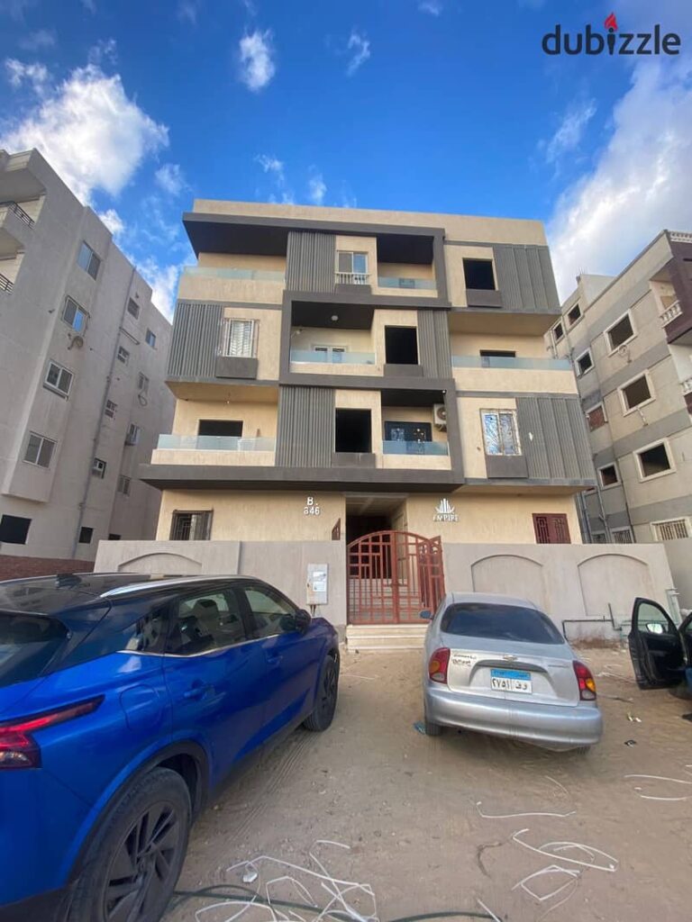 شقة للبيع بسعر مناسب جاهزة للسكن بمساحة 155م علي الشارع الرئيسي مباشرة قريبة من كل الخدمات 0