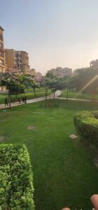 شقة للإيجار مفروش في مدينتي 175متر 3غرف و3حمام منهم حمام ماستر دور أول علوى فيو وايد جاردن بحرررى بجوار مترو ماركت والخدمات 30,000 ج.م