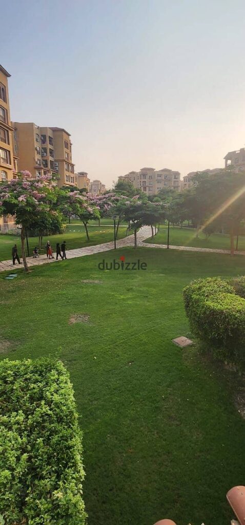 شقة للإيجار مفروش في مدينتي 175متر 3غرف و3حمام منهم حمام ماستر دور أول علوى فيو وايد جاردن بحرررى بجوار مترو ماركت والخدمات 0