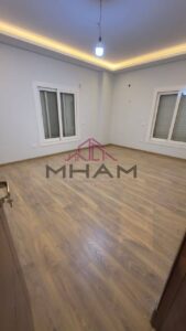 شقة للايجار فاضي في الشويفات قريبة جداً من محور التسعين، محور المشير طنطاوي، والطريق الدائري، مما يسهل التنقل. 130,000 ج.م