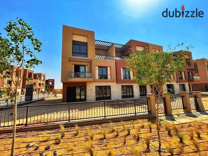 تاون هاوس للبيع استلام فوري برايم لوكيشن وإطلالة مفتوحة مباشرة على المساحات الخضراء في كمبوند ديستريكت 5  بالتجمع الخامس 0