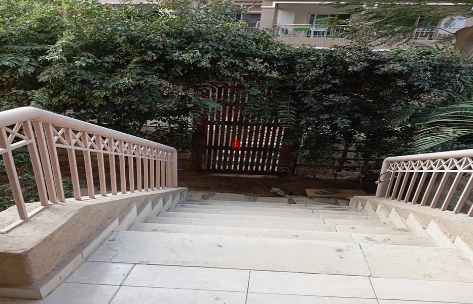 شقه للايجار قانون بمدينتي 160م دور ارضي بحديقة 60م تشطيب شركه فيو نارو جاردن غربي بموقع مميز بمنطقة B2 امام المسجد والخدمات مباشر 0