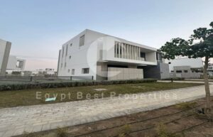 فرصة استلام فوري ولوكيشن مميز على طريق اسكندرية الصحراوي فيلا مستقلة في كوموند جولز 26,000,000 ج.م