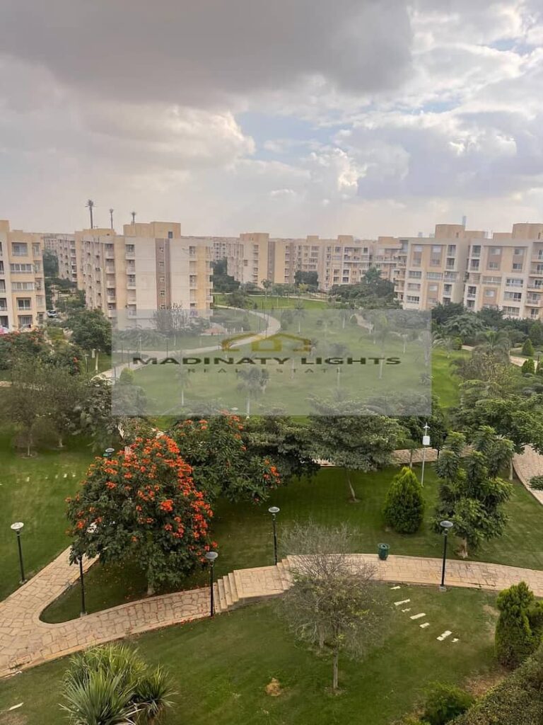 شقه للبيع فى مدينتى B11 مساحة 200 متر خطوات من ستريب مول وايست هب وكرفت زون خطوات من طريق السويس و20 دقيقه الى مطار القاهره 0