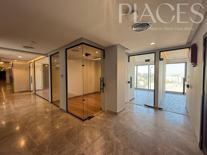 مساحة إدارية واسعة للإيجار مناسبة للشركات الكبرى بموقع استراتيجي في التجمع الخامس مساحه 690 متر 0