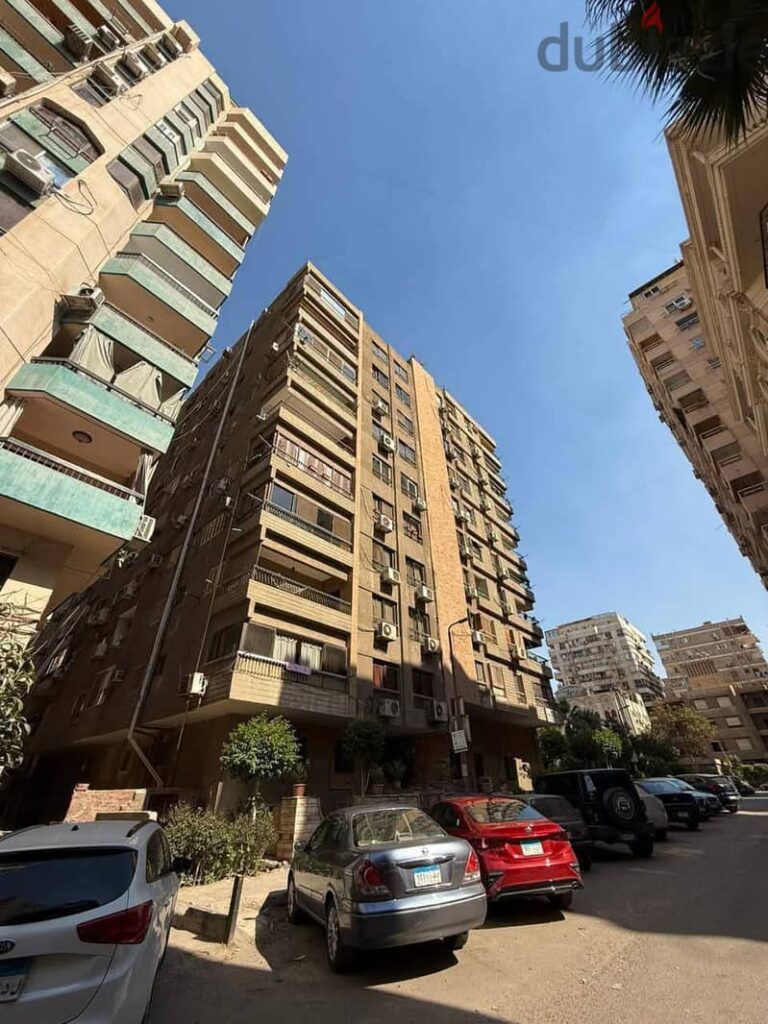 للبيع من المالك شقه دور ارضى بارض الجولف 0