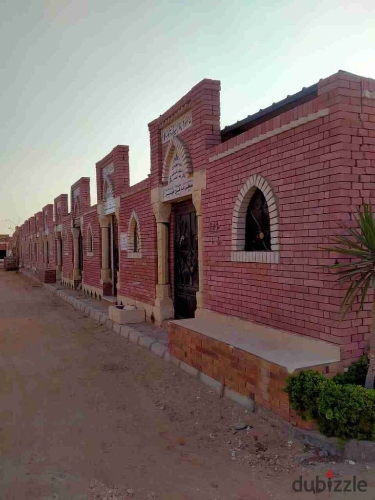 عندي مدفن للبيع بمساحه 20م في مدافن طريق السخنه مرخصه من محافظة القاهرة بيتم تنازل نقل ملكيه من المالك مباشره موقع مميز 0