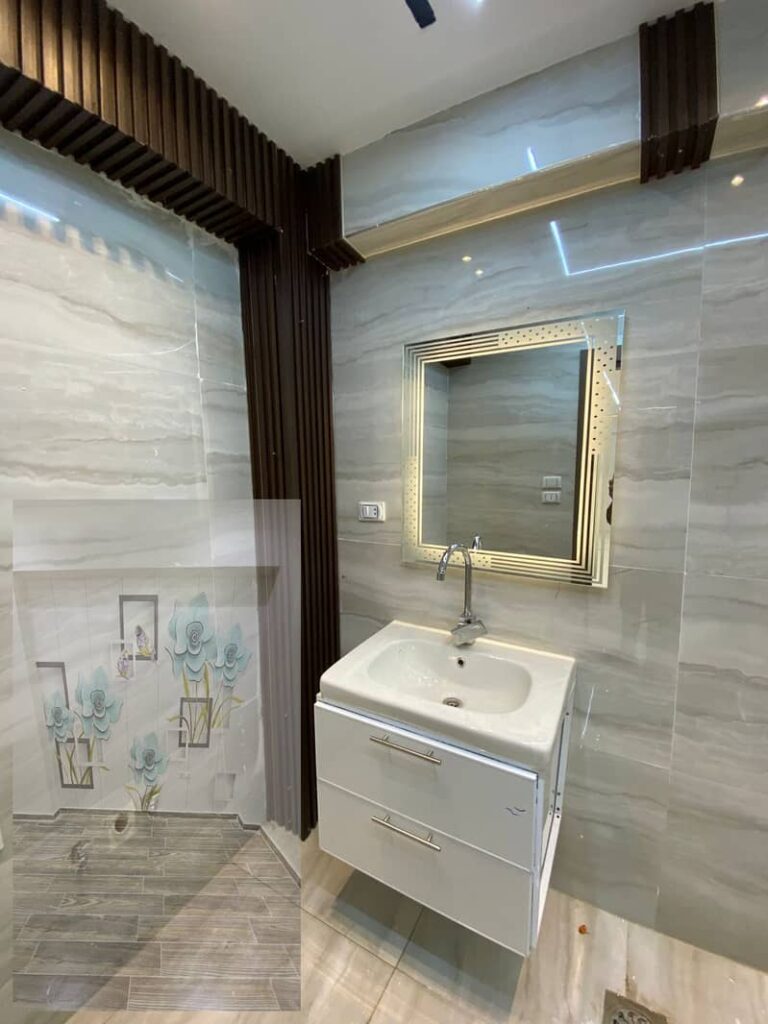 فيلا ارضي ٤٥٠م الاهرام واجهه في البوابة التانية بحمام سباحه 0