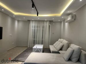 فرش فندقي للايجار المفروش امام ستريب مول والخدمات تشطيبات سوبر لوكس في B11 مساحة 116 متر 35,000 ج.م