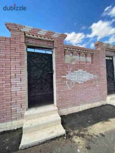 مقبره للبيع في مقابر طريق الفيوم مساحه ٢٢ متر تشطيب طوب وردي مقسمه الي ٢ عين وعظامه وبوابه حديد خاصه بالمدفن موقع مميز سهل الوصول اليه مدخل ٥ طريق اسفلت للشارع الرئيسي وطريق انتر لوك للشارع الداخلي مرخص من جهة المحافظه 430,000 ج.م