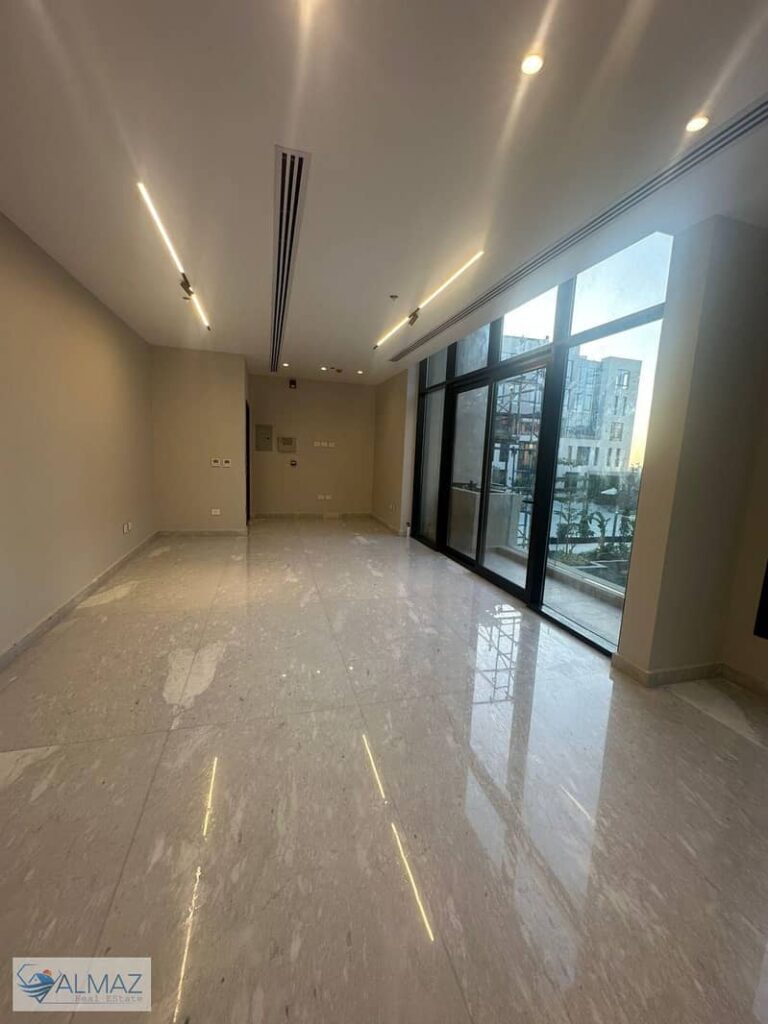 مكتب إداري فاضي للإيجار في ديستركت 5 بالتجمع الخامس، بموقع استراتيجي حيوي بالقرب من المولات، البنوك، المطاعم، الكافيهات، والخدمات الأساسية، تصميم عصري 0