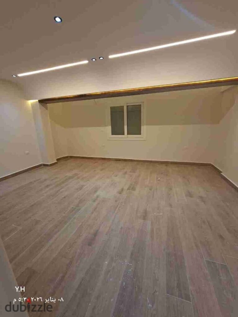 شقه للبيع في حي التامن على شارع رئيسي 0