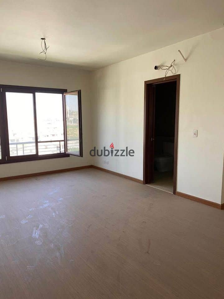 شقة 3 غرف متشطبة للبيع في كمبوند بيراميدز هايتس بالقرب من نيو جيزة 0