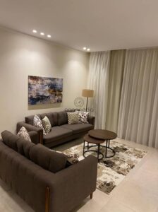 65,000 ج.م شقة دور أرضي للإيجار | Lake View Residence – • مفروشة بالكامل • إطلالة رائعة على البحيرة