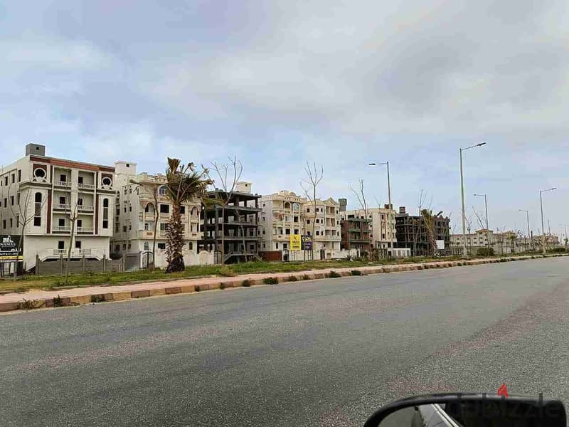 قطعة ارض سكني للبيع   في بيت الوطنغرب حورس   ⏫ مساحه 510 متر    علي شارع فردتين عرض  16 متر      رابع مطل  مركز الخدمات  ورابع مطل  من الدولي   بالكامل  خالصة الثمن   و فيها رخصة حفر و مالك اصيل    رخصة بدروم و ارضي و ٣ ادوار 0