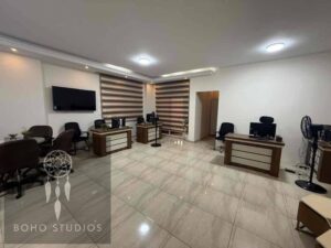 30,000 ج.م امتلك وحدة اداريه للإيجار بموقع مميز في قلب الياسمين 7، تطل مباشرة على شارع التسعين الشمالي المساحه:220م بدون فرش وقريبة جدًا من جميع الخدمات. الوحدة تقع في الدور الثاني وتتكون من: • 3 غرف نوم • 2 حمام • مطبخ السعر ٣٠ الف شهريا الوحدة متاحة للمعا