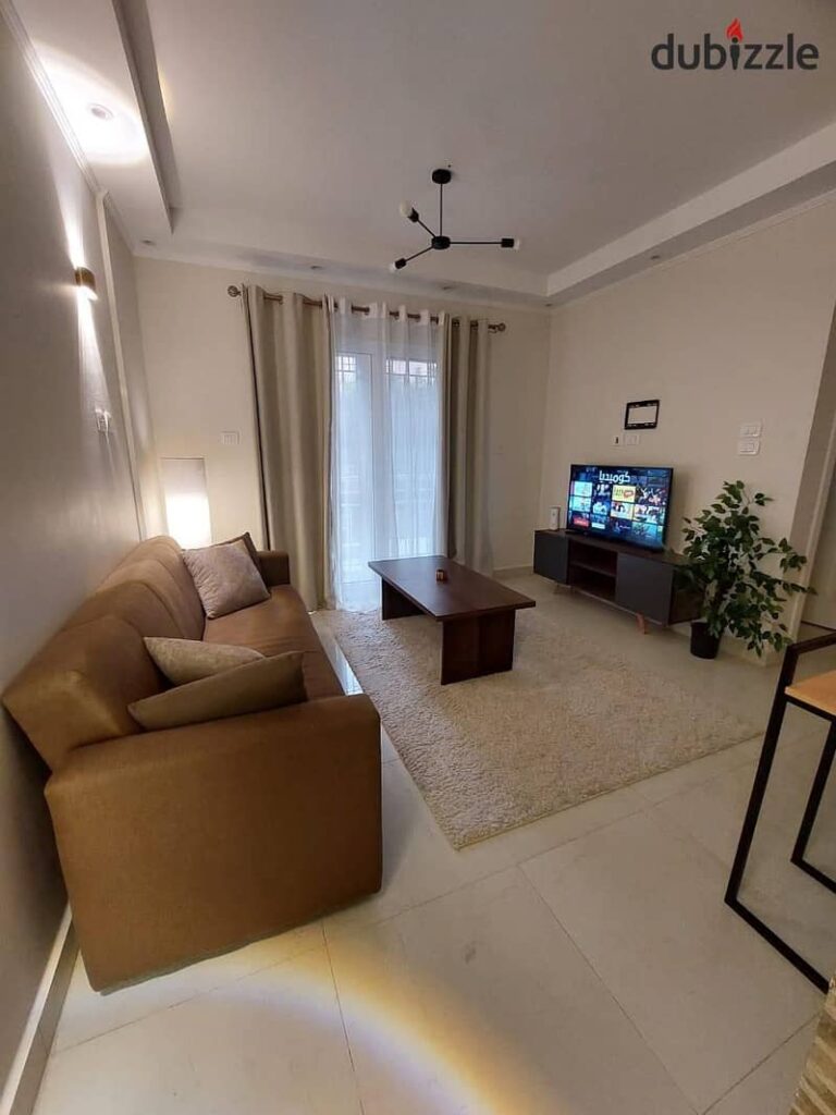 شقه للايجار في مدينتي B11 ارضي بحديقه تشطيب مميز مساحه 70م وحديقه 40م تشطيب سوبر لوكس قريبه من الخدمات والمولات 0