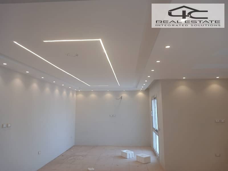 للبيع شقه ١٩٢ متشطبه تشطيب الترا سوبر لوكس بسعر مميز بكمبوند هايد بارك جاهزه للمعاينه prime location-view villas 0