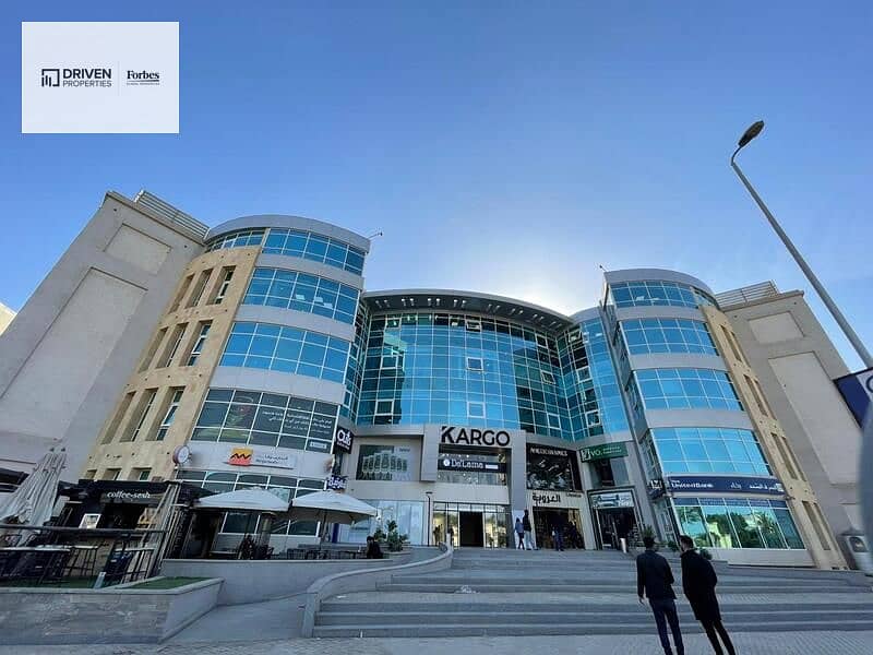 محل ارضي للبيع استلام فوري - واجهه علي شارع الشباب في مول كارجو - الشيخ زايد - Cargo Mall 0