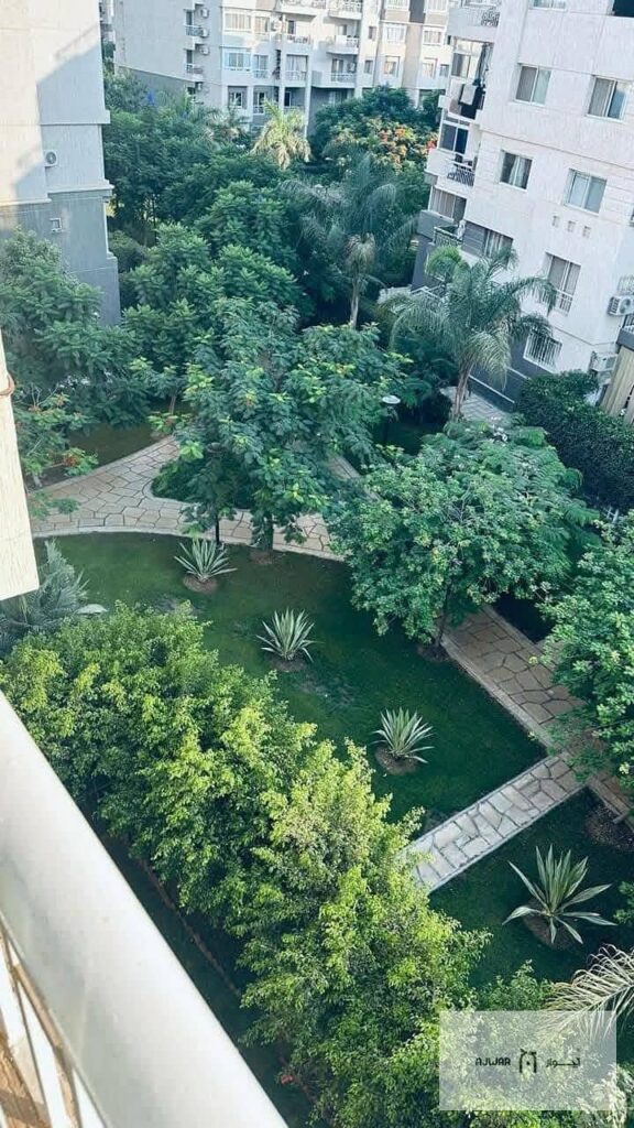 للبيع شقه كاش بمدينتي بالفرش و الاجهزه مكونه من غرفتين و حمام مطلوب و 4 و 300 0