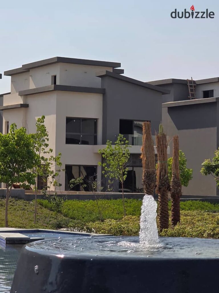 جاهزه للمعاينه والسكن بمنطقه قريبه من كل الخدمات للبيع فيلا تاون هاوس امام مدينه الرحاب مباشرة في كمبوند كريك تاون Creek Towen 0