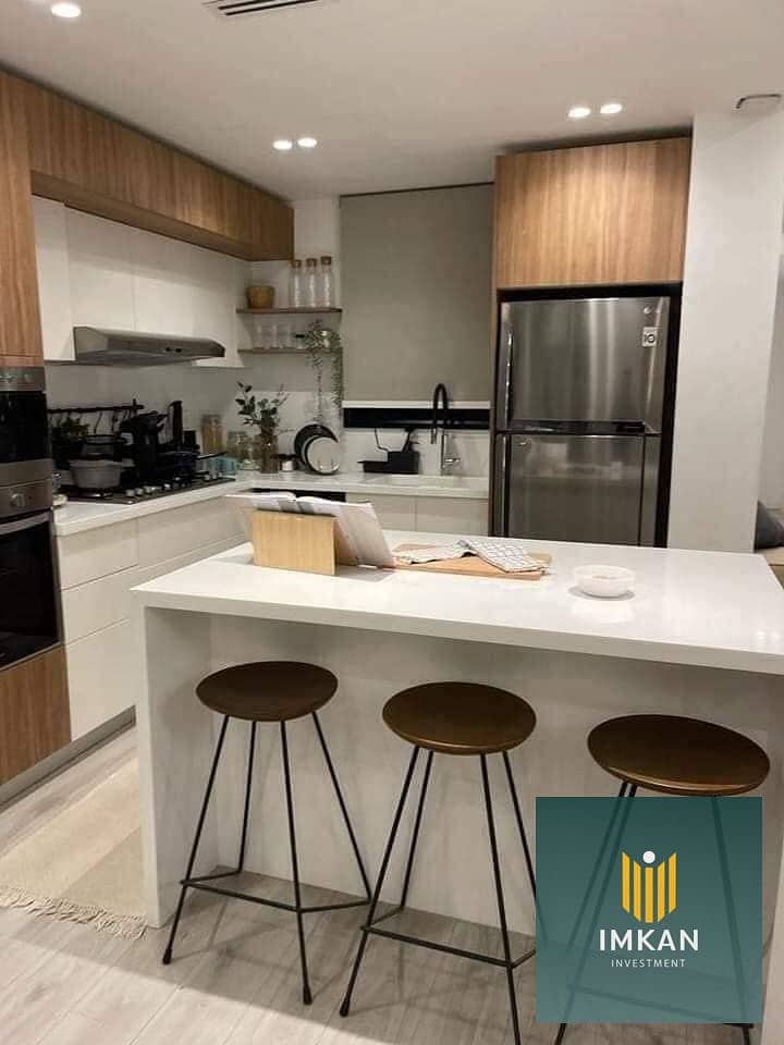 شقة للبيع في الجار فالوري متشطبة بالتكيفات و المطبخ في الشروق باطلاله علي فيو حمامات سباحة و لاند سكيب بالتقسيط 0