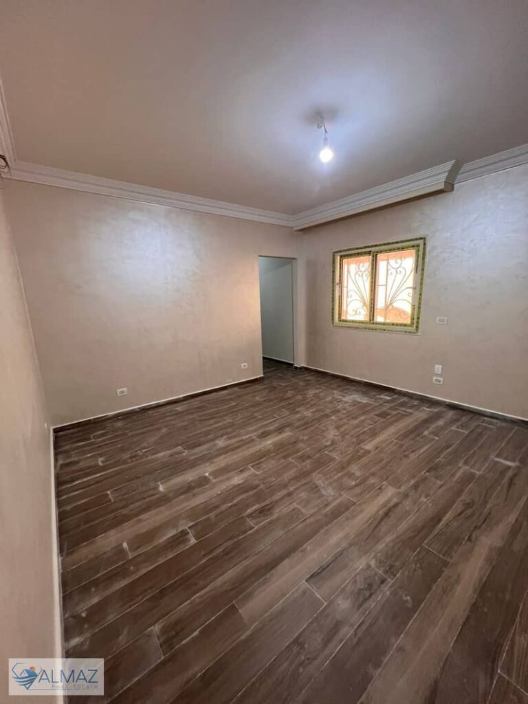 *شقة فاضيه للإيجار بالقرنفل فيلات في التجمع الاول*قريبة من شارع التسعين الشمالي سهولة الوصول لطريق السويس والطريق الدائري منطقة فيلات هادئة وراقية شوا 0