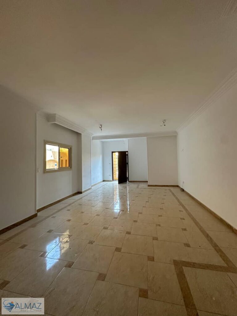 *شقه فاضيه للايجار في جنوب الاكاديميه ب في التجمع الاول*قريبة من شارع التسعين الجنوبي بجوار الجامعة الأمريكية AUC قريبة من أهم المولات والخدمات منطقة 0