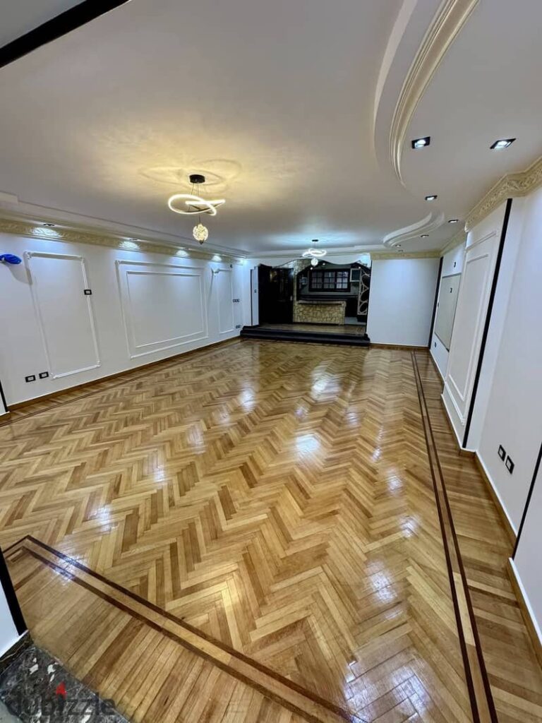 شقة للبيع لوران متفرع من شارع سيرهنك مساحة الشقة  220 متر  3 غرف كبار جدا   ريسبشن 4 قطع كبار - 2 حمام - يشمل دواليب المطبخ  كاملة العدادات   الدور 0