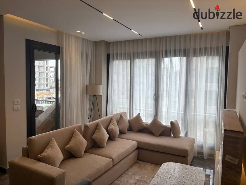 اكسترا سوبر لوكس . . مفروشة بالكامل . . شقة 3 نوم . . ديستريكت 5 كمبوند 0