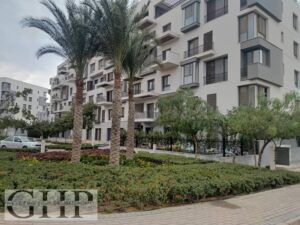 شقة دوبلكس مع روف وغرفة ناني- موقع متميز في إيستاون 18,000,000 ج.م