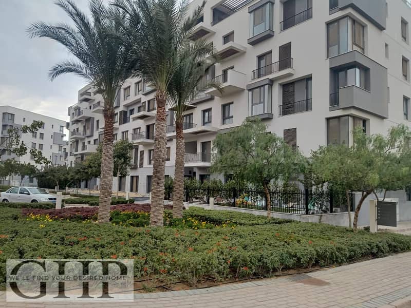 شقة دوبلكس مع روف وغرفة ناني- موقع متميز في إيستاون 0