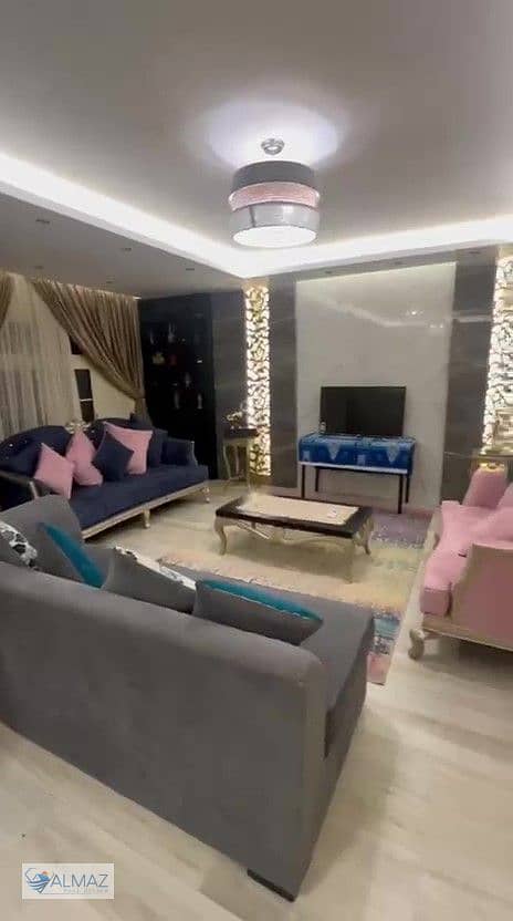 استوديو مفروش بالقرنفل فيلات خدمات قريبة ومرافق موقع مميز: قريب من محور السويس وطرق رئيسية، يسهل الوصول لكل مناطق القاهرة الجديدة. أمن وحراسة: بوابات 0