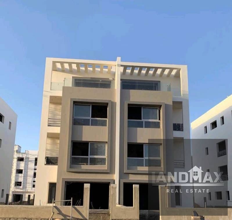 فرصة سكنيه و استثمارية في قلب التجمع الخامس الجولدن سكوير وبجوار الجامعة الامريكية في هايد بارك استلام فوري بدون اي زيادة ولا عمولات 0