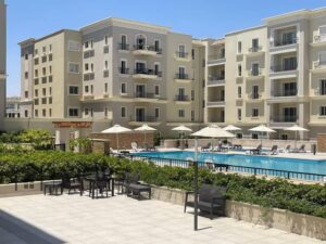 20,000,000 ج.م شقة للبيع 191م مباشر علي حمام السباحة متشطبة بالمطبخ و التكيفات بكمبوند ميفيدا Mivida