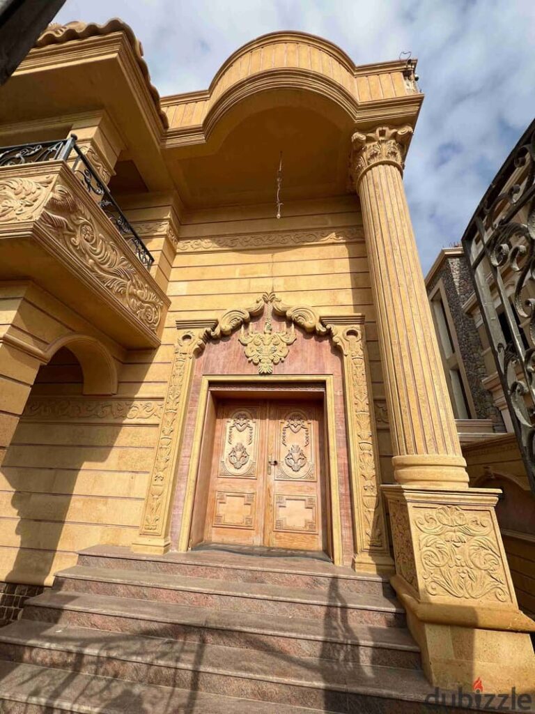 التجمع الاول   مساحه الأرض 600M  الفيو جاردن كبيرة   البناء 60 % من مساحه الأرض   عباره عن بدروم وارضى واول وروف رخصه 75 %وجراج   *ويوجد رخصه تعليه الدور التاني شقتين في الدور علي كامل المسطح * 0