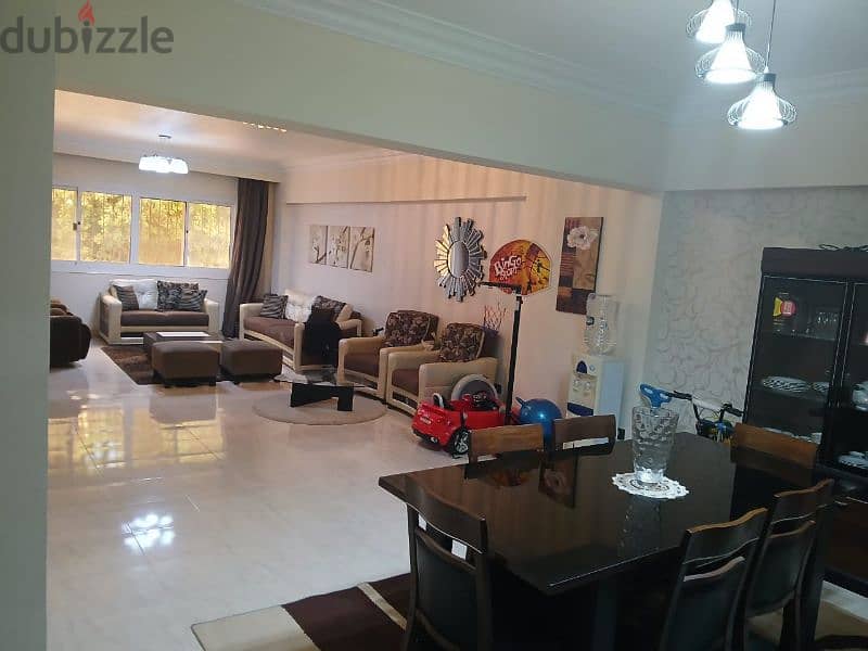 شقة للبيع من المالك دور كامل فى ٦ اكتوبر الحى الرابع خلف مدرسة رويال 0