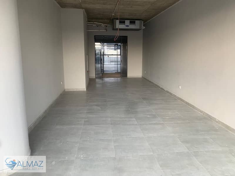 *مكتب فاضي للايجار في مول في التجمع الخامس* بالقرب من مناطق حيوية وخدمات التجمع الخامس.  أمن وحراسة: بوابات مؤمنة وحراسة وكاميرات 24 ساعة.  مساحات خضر 0