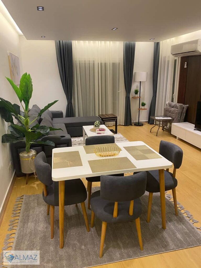 شقة مفروشة بالرحاب 128  قرب السوق الشرقي قريبة من الخدمات والمناطق الحيوية. قرب السوق والخدمات: سوبرماركت، مطاعم، كافيهات على بُعد خطوات. قريبة من ناد 0