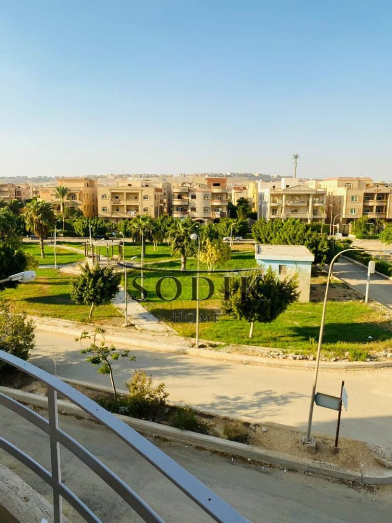 لو بتدور على الراحه والهدوء شقه 155 متر  تانى بلكونه فيوو جاردن الحى الخامس فيلات 0