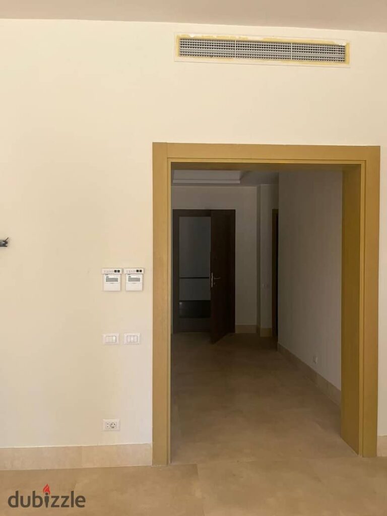 شقة متشطبة بالتكييفات والمطبخ في بيفرلي هيلز بموقع مميز واستلام فوري اليجريا 0