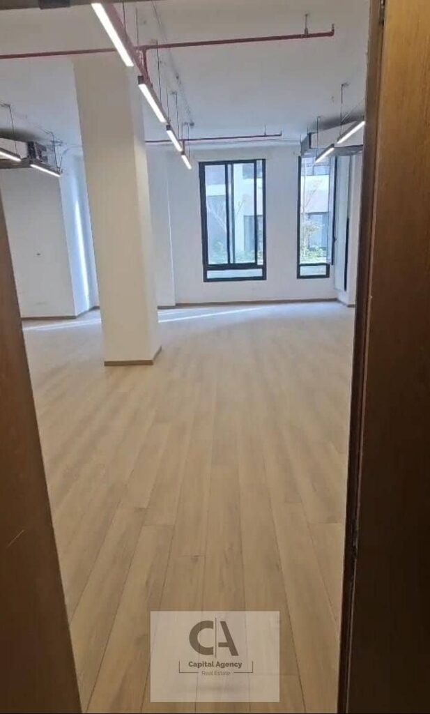 مكتب للإيجار دور ارضي متشطب بالتكييفات 120م داخل ديستريكت 5 - التجمع الخامس 0