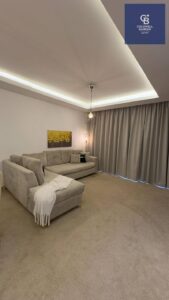 75,000 ج.م للأيجار شقة مفروشة بالكامل بالتكيفات والمطبخ والاجهزة الكهربائية ولها جراج خاص في كايرو فيستيفال سيتي