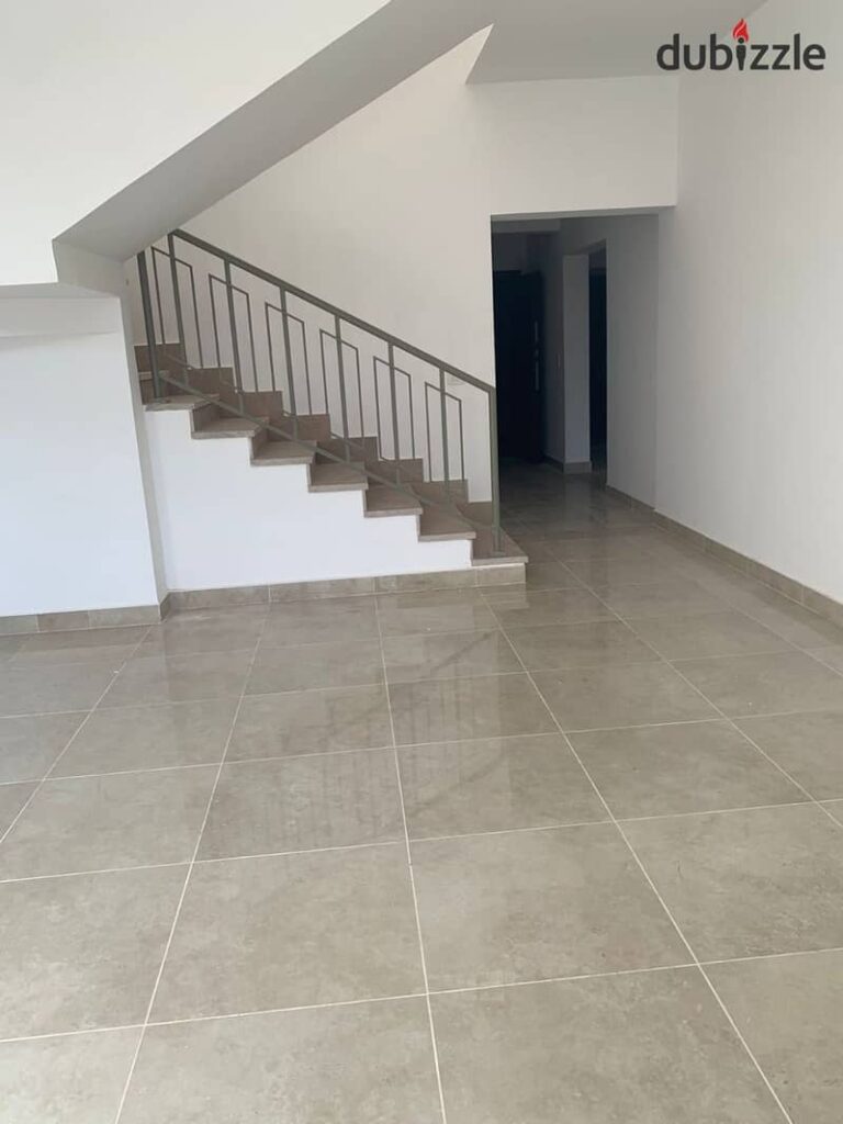 لايجار بنت هاوس 3 غرف مع روف بالمطبخ والتكيفات فى AL Marasem Fifth Square 0