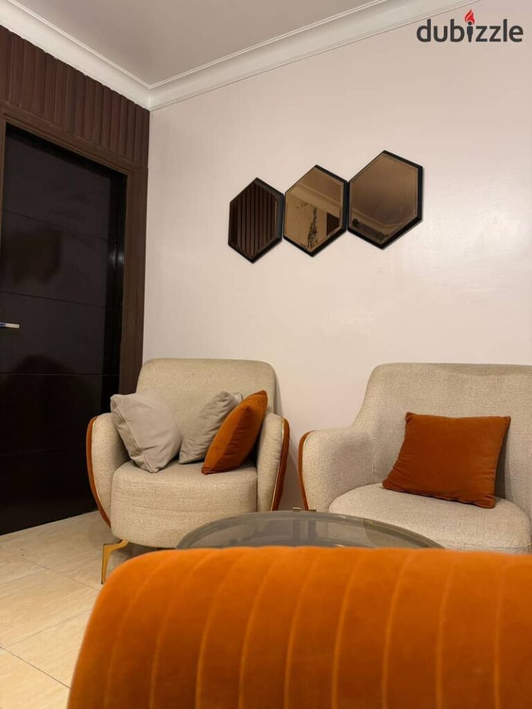 ستوديو للايجار المفروش بتشطيب خاص وموقع حيوي بجوار الخدمات مباشرة،في B7 0